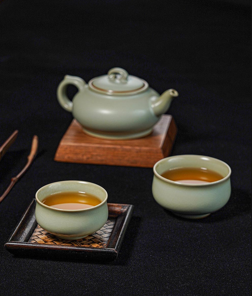 Ru-Style Celadon Teacup – Handcrafted Porcelain with Natural Crackle Glaze